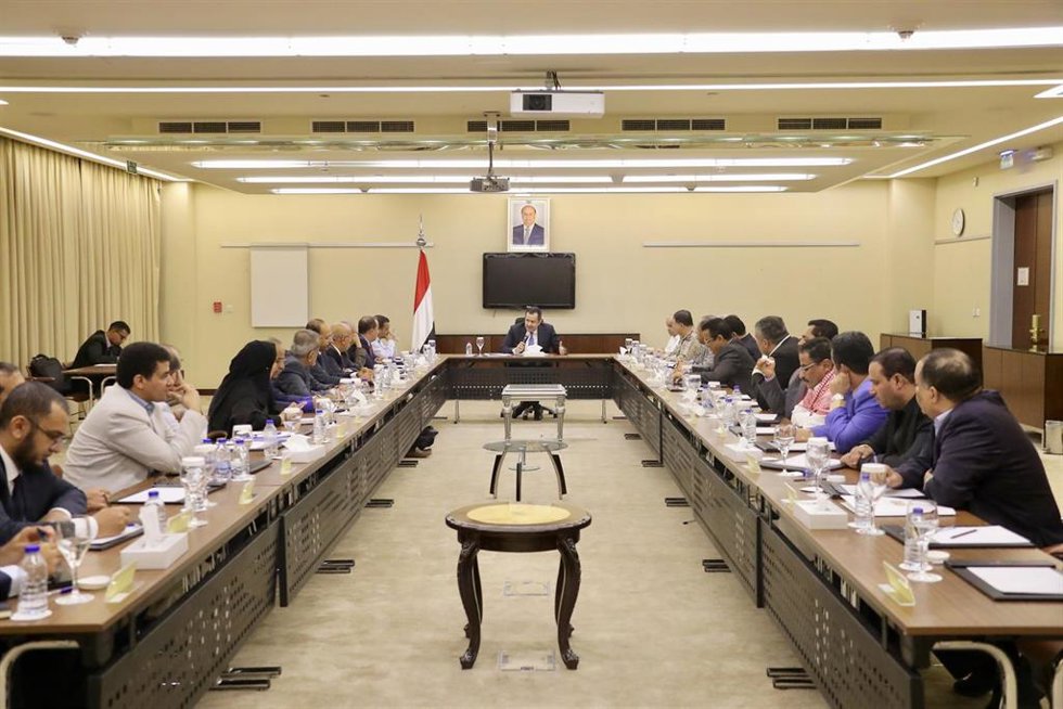 Archivo - El primer ministro yemení, Maeen Abdulmalik, durante una reunión 