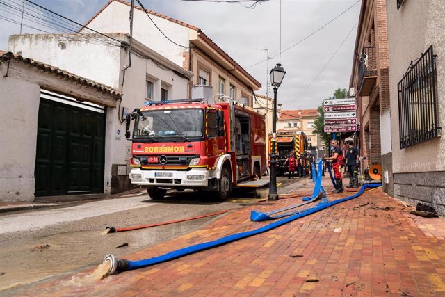 Un camión de Bomberos ayuda a limpiar una calle afectada por las inundaciones causadas por la DANA, a 4 de septiembre de 2023, en Villamantilla, Madrid (España). 
