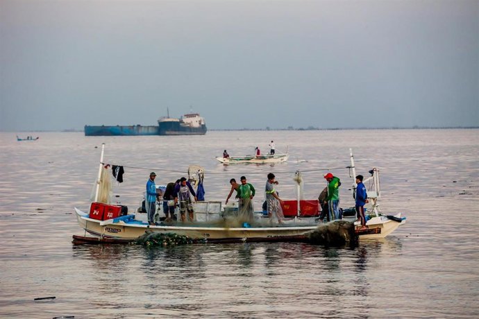 Archivo - Pescadores en la bahía de Manila