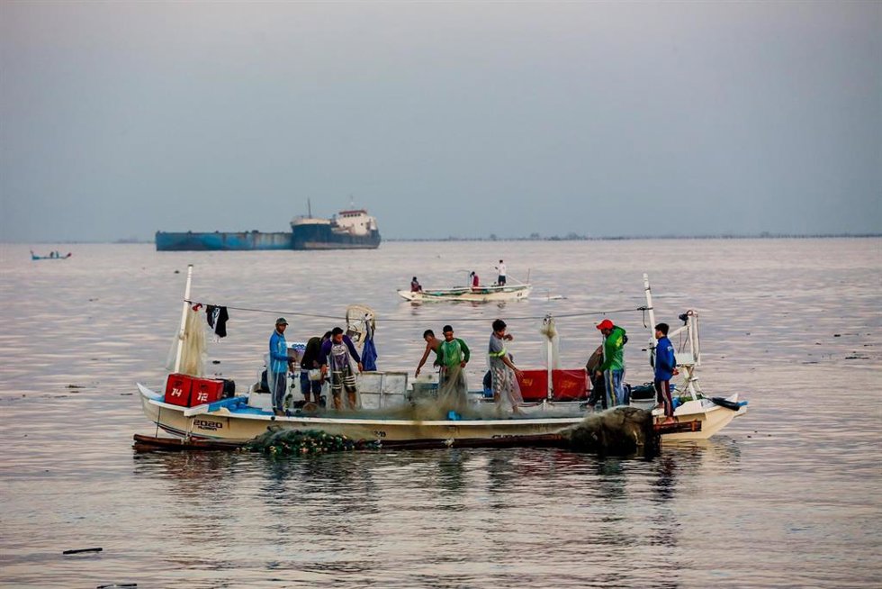 Archivo - Pescadores en la bahía de Manila