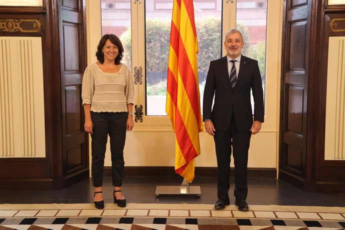 Primera reunió institucional entre la presidenta del Parlament, Anna Erra, i l'alcalde de Barcelona, Jaume Collboni