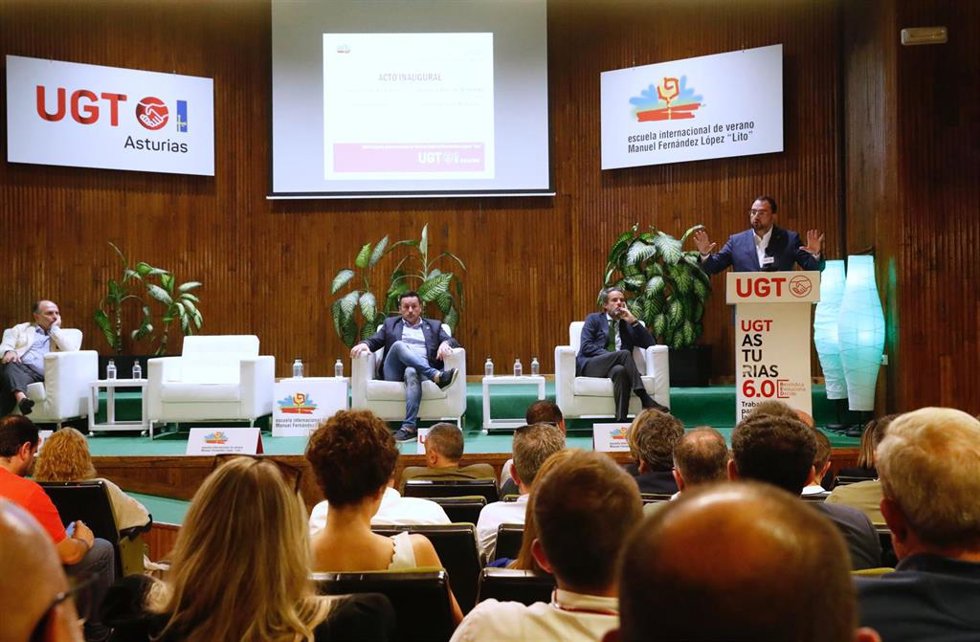 Adrián Barbón durante la inaguración de la Escuela de Verano de UGT.