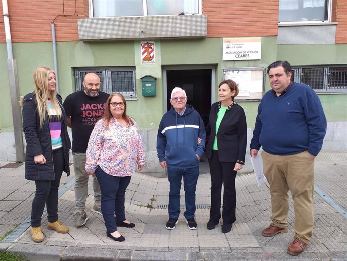 Archivo - La alcaldesa de Gijón, Carmen Moriyón (Foro), junto a la asociación de vecinos de Ceares, acompañada del edil 'forista' Pelayo Barcia, durante la pasada campaña electoral.