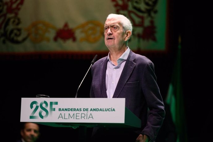 Archivo - El profesor Hermelindo Castro recibe la Bandera de Andalucía en Almería por su especial trayectoria en defensa del Medio Ambiente