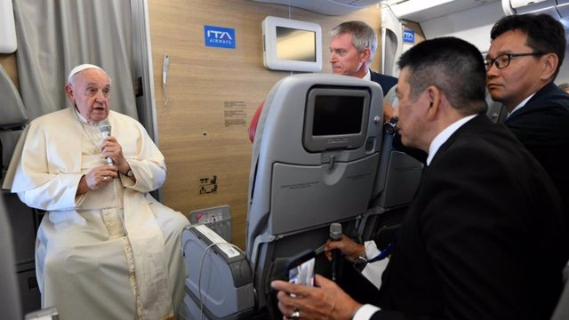 El Papa en el vuelo de Mongolia a Roma.