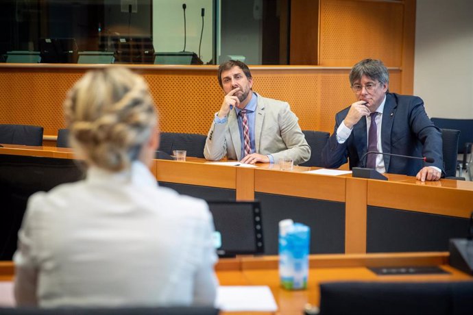 El líder de Junts y eurodiputado, Carles Puigdemont (d), y el eurodiputado Antoni Comín (i) durante un encuentro en el Parlamento europeo, a 4 de septiembre de 2023, en Bruselas (Bélgica). La vicepresidenta segunda del Gobierno y líder de Sumar se ha re