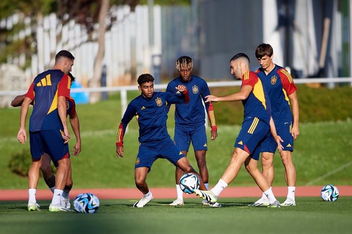 Lamine Yamal durante su primer entrenamiento con la selección Absoluta en Las Rozas (Madrid)