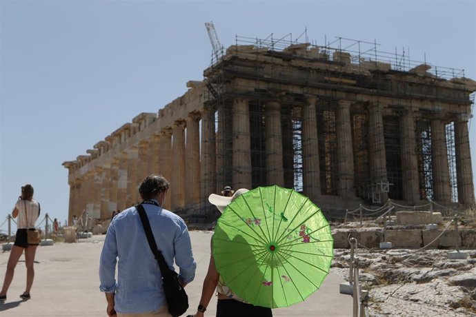 Archivo - Turistas en la Acrópolis de Atenas  