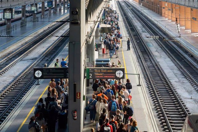 Cientos de usuarios de la línea Madrid-Sevilla afectados por los retrasos en la estación de Santa Justa a 04 de septiembre del 2023 en Sevilla 