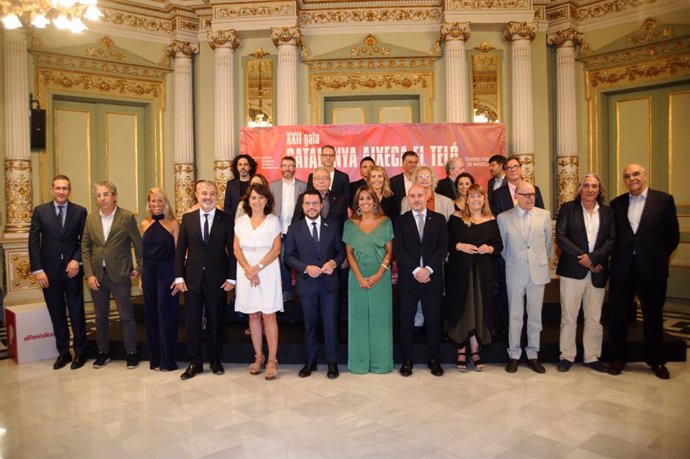 El president Pere Aragons, l'alcalde Jaume Collboni i la presidenta del Parlament, Anna Erra, entre les autoritats que assisteixen a la gala 'Catalunya aixeca el teló'.