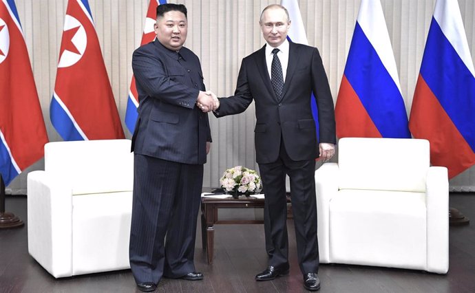 Archivo - April 25, 2019 - Moscow, Russia - Russian President Vladimir Putin, right, shakes hands with North Korean leader Kim Jong Un before the start of their bilateral meeting April 25, 2019 in Vladivostok, Russia. The meeting comes two months after 