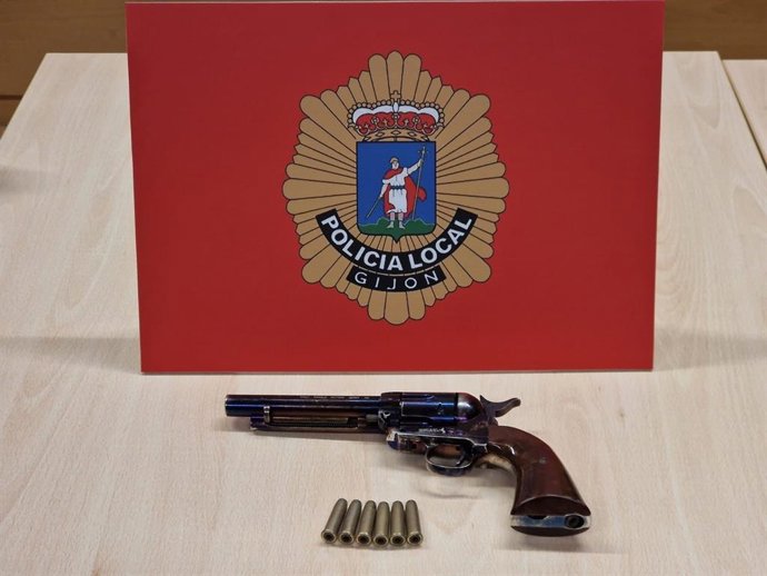 Pistola incautada por la Policía Local de Gijón a un detenido por amenazar con un arma al personal sanitario del hospital de Cabueñes.