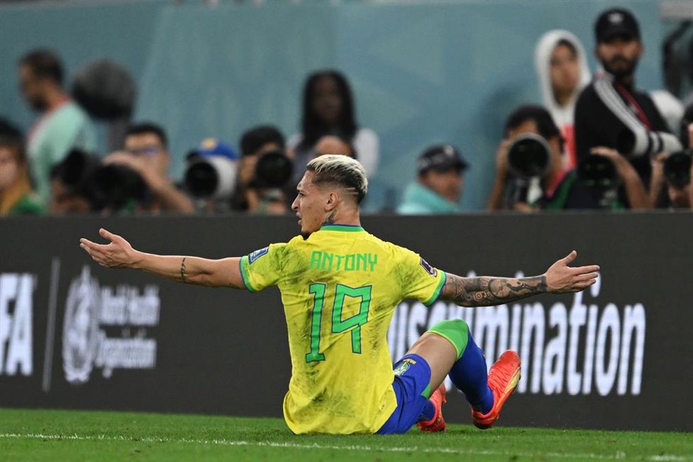 Archivo - Antony durante un partido con la selección brasileña