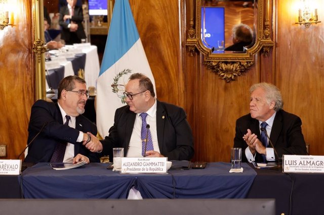 El presidente electo de Guatemala, Bernardo Arévalo, con el presidente saliente, Alejandro Giammattei, y el secretario general de la OEA, Luis Almagro