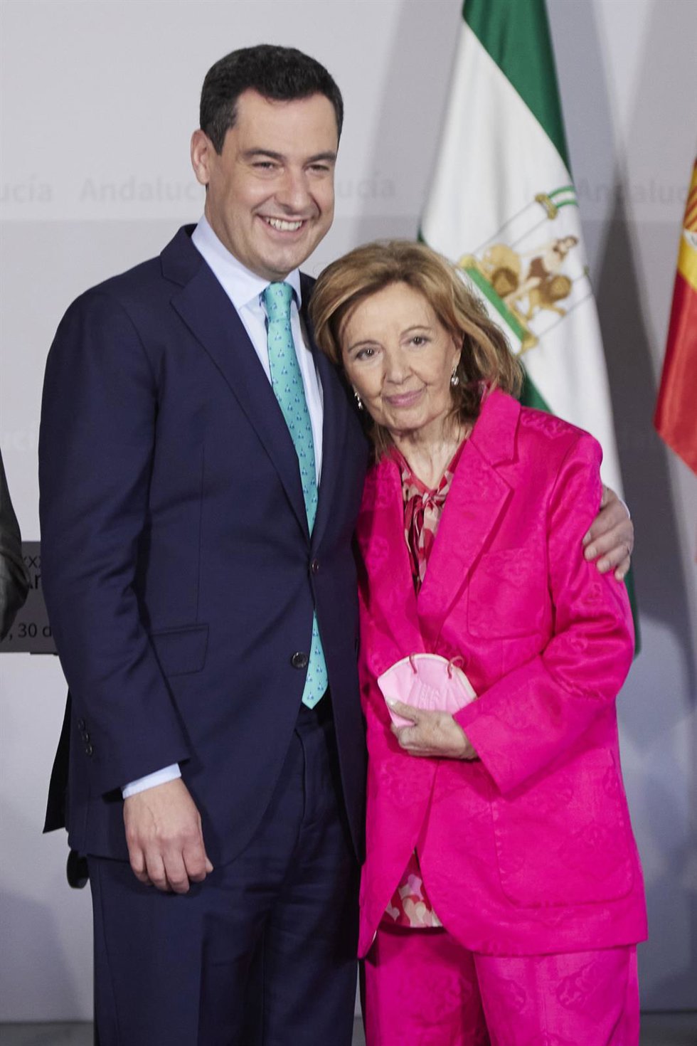 Archivo - El presidente de la Junta, Juanma Moreno, abraza a la periodista, María Teresa Campos, durante la entrega de los XXXVI Premios Andalucía de Periodismo en el Palacio de San Telmo, a 30 de marzo de 2022 en Sevilla (Andalucía, España)
