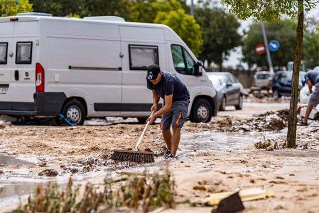 Una persona trata de evitar que el agua se acumule en una de las zonas afectadas por las inundaciones provocadas por la DANA, a 4 de septiembre de 2023, en El Álamo, Madrid (España). La zona más afectada por la DANA que ha descargado este fin de semana en