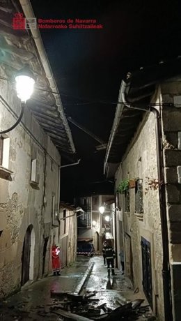 Un fuerte viento tira los escombros de un tejado a la calle en Torrano.
