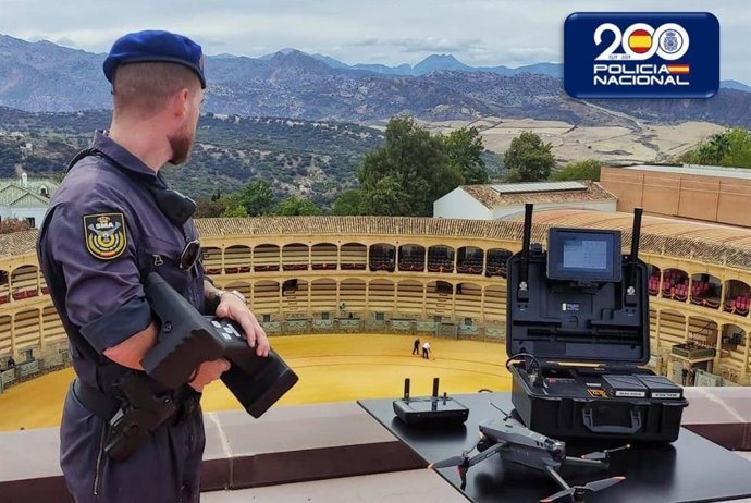 Agente junto a un dron en la plaza de toros de Ronda.