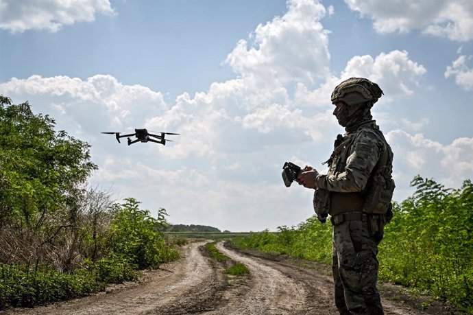 Archivo - Un militar ucrans amb un dron
