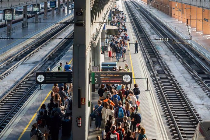 Cientos de usuarios de la línea Madrid-Sevilla afectados por los retrasos en la estación de Santa Justa a 04 de septiembre del 2023 en Sevilla (Andalucía, España). 
