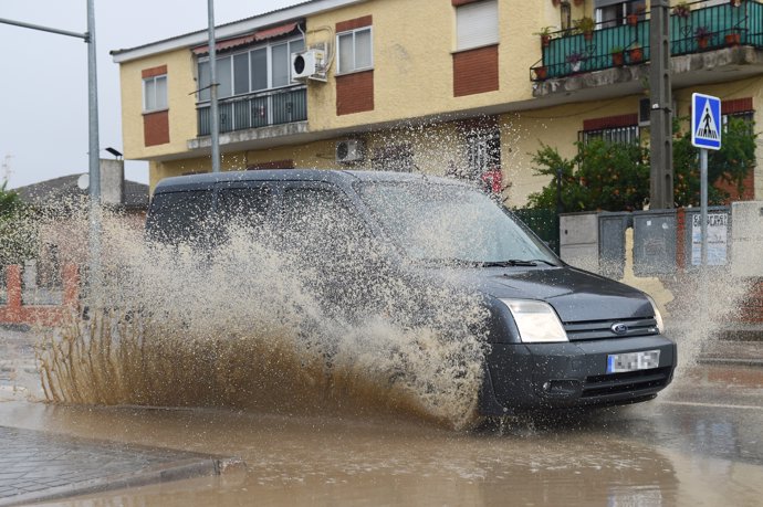 Un vehículo al pasar por un charco, a 4 de septiembre de 2023, en Villamanta, Madrid (España).