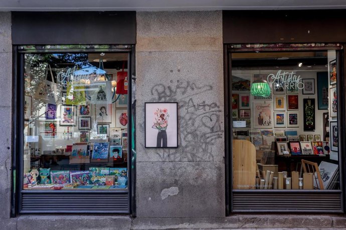 Escaparate de una tienda, a 6 de agosto de 2023, en Madrid (España). El Ayuntamiento de Madrid es pionero en la incorporación del pequeño comercio a la señalética viaria y al entorno digital. Ya hay 848 señales instaladas, que abarcan los 47 mercados mu