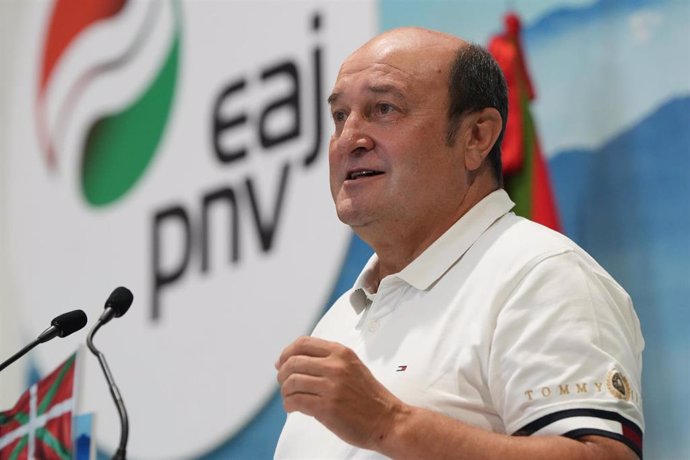 El presidente del EBB de EAJ-PNV, Andoni Ortuzar, interviene durante un acto político de la formación jeltzale