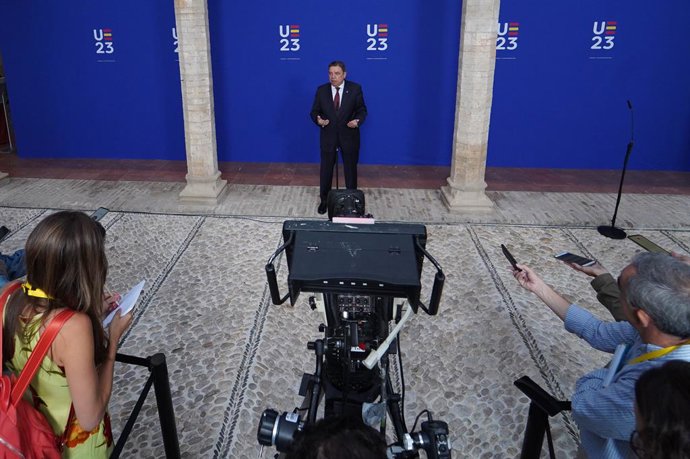 El ministro de Agricultura, Pesca y Alimentación en funciones, Luis Planas, atiende a los medios en el Palacio de Congresos, donde a las 08,40 horas recibe a los ministros y jefes de delegación que asisten a la Reunión Informal de Ministros (RIM) de Agr