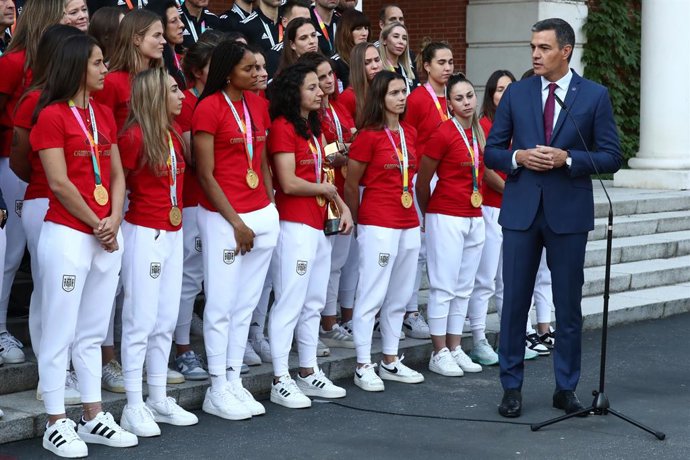 22 August 2023, Spain, Madrid: Spain's acting Prime Minister Pedro Sanchez receives the newly crowned world champions Spain's women's soccer team. Photo: Pool Moncloa/Fernando Calvo/Lapr/LaPresse via ZUMA Press/dpa