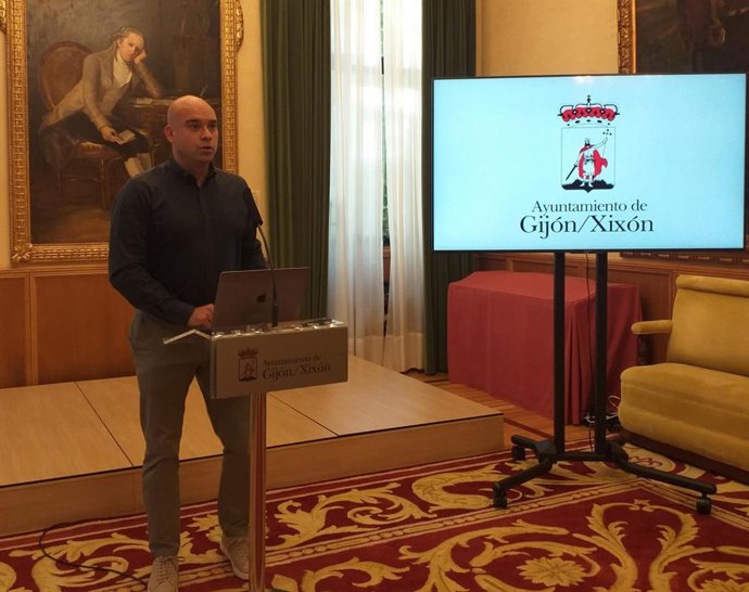 El portavoz del Gobierno municipal de Gijón, Jesús Martínez Salvador (Foro), en rueda de prensa en el Ayuntamiento de Gijón.