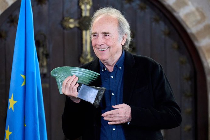 Archivo - El cantautor Joan Manuel Serrat recibe el Premio Beato de Liébana en marzo de 2023, en Camaleño, en la comarca de Liébana.