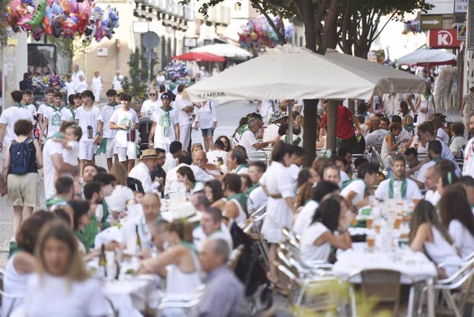 Decenas de personas en la terraza de un bar el día del lanzamiento del cohete anunciador de las Fiestas de San Lorenzo 2023, a 9 de agosto de 2023, en Huesca, Aragón (España).