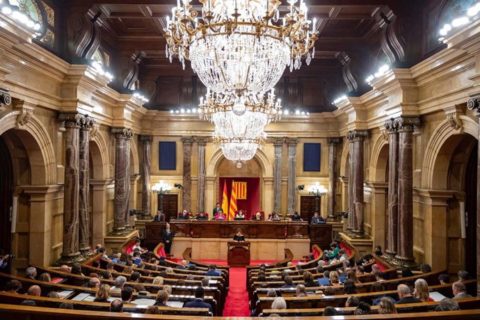 Vista general de una sesión plenaria en el Parlament, a 1 de septiembre de 2023, en Barcelona, Catalunya (España).  