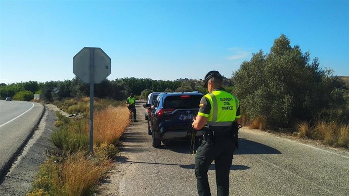 Archivo - Agentes de la Guardia Civil de Tráfico en un control de carretera