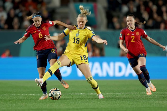 Fridolina Rolfo of Sweden and Aitana Bonmati of Spain compete for the ball during the FIFA Women's World Cup 2023 Semi Final soccer match between Spain and Sweden in Auckland, New Zealand, Tuesday, August 15, 2023. (AAP Image/Brett Phibbs) NO ARCHIVING,