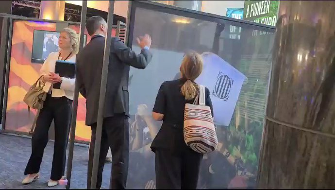 La Eurocámara retira una imagen de apoyo al 1-O que no autorizó en la exposición de Puigdemont y Comín