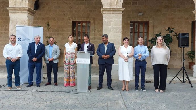 El presidente del Consell de Mallorca, Lloren Galmés, junto con los miembros del Ejecutivo insular en una rueda de prensa en la Misericrdia.