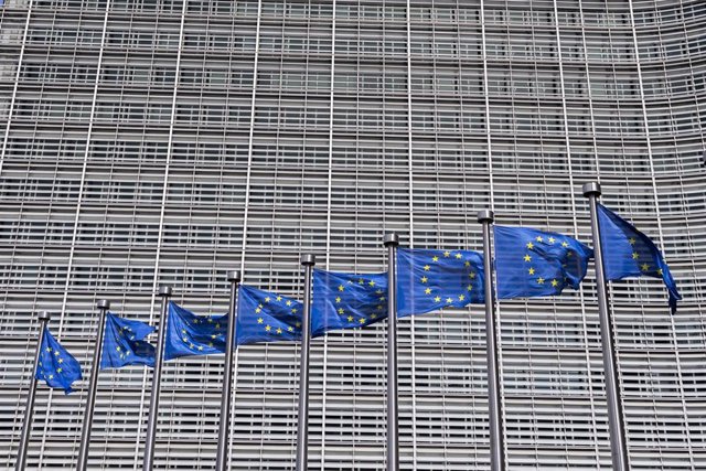 Archivo - Banderas de la UE a la entrada de la Comisión Europea