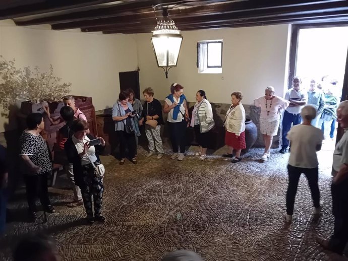 Las entradas empedradas de las casas de La Iglesuela del Cid (Teruel) despiertan el interés de los visitantes
