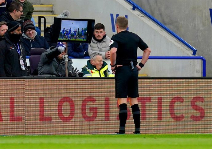 Archivo - El árbitro Craig Pawson comprueba una decisión en el VAR.