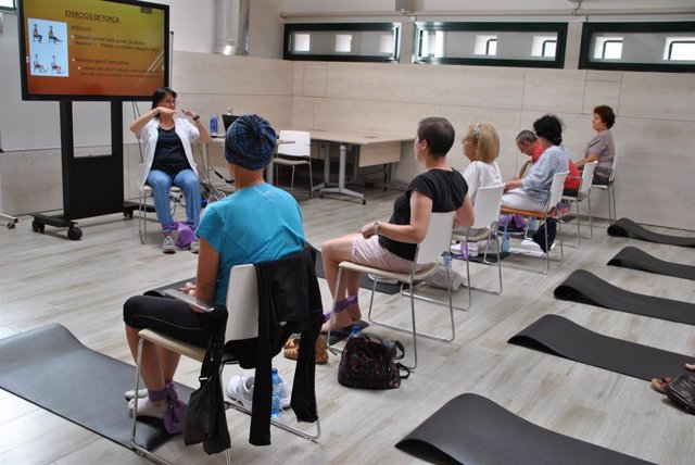 Pacientes con mieloma múltiple participan en una actividad física.