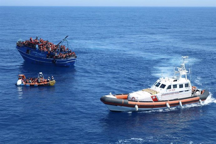 Archivo - El Geo Barents de MSF y guardacostas italianos rescatan a 599 migrantes en el Mediterráneo