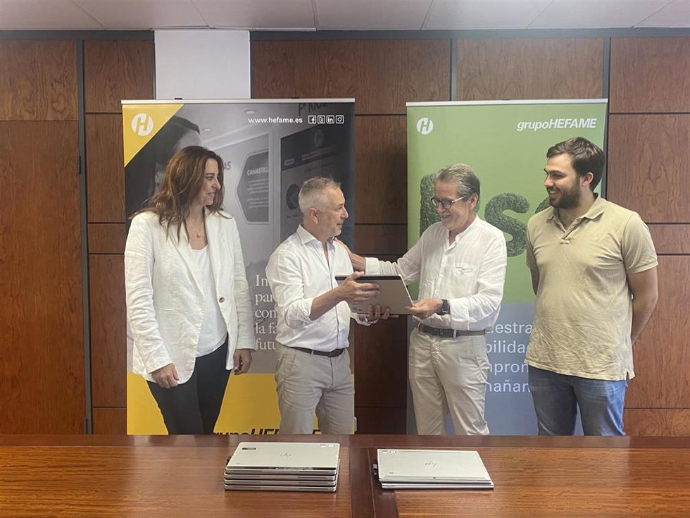 Acto de donación de ordenadores por parte de Hefame a la asociación Itara para mejorar la atención sanitaria de pacientes de países y territorios deprimidos de África que carecen de atención sanitaria especializada