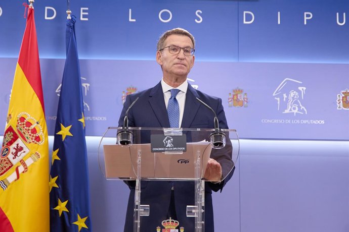El presidente del PP, Alberto Núñez Feijóo, durante una rueda de prensa tras la reunión con el presidente del Gobierno en funciones y líder del PSOE, en el Congreso de los Diputados, a 30 de agosto de 2023, en Madrid (España). Feijóo ha ofrecido a Sánch