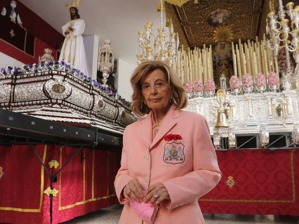 La periodista María Teresa Campos ante los titulares de la Cofradía del Cautivo.