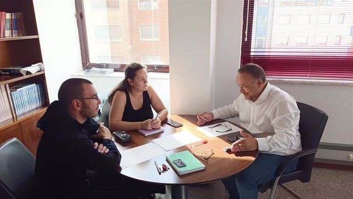 El presidente de la Diputación de León, Gerardo Álvarez Courel, mantiene un encuentro con representantes del comité de empresa de la compañía Teleperformance.