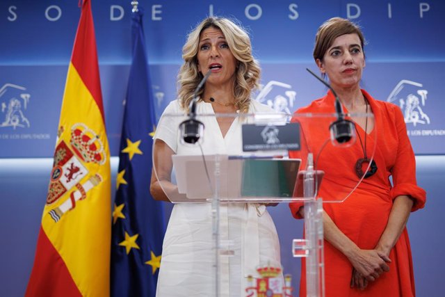 La vicepresidenta segunda en funciones y líder de Sumar, Yolanda Díaz (i), y la portavoz parlamentaria de Sumar, Marta Lois (d), ofrecen una rueda de prensa, en el Congreso de los Diputados, a 21 de agosto de 2023, en Madrid (España).