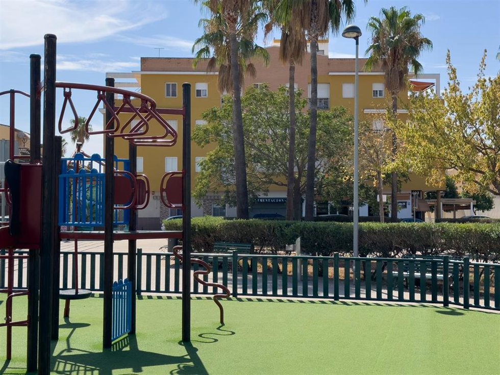 Una de las luminarias del alumbrado público junto a un parque infantil de la barriada Fuente del Rey.