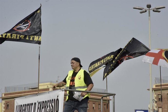 El portavoz de Élite Taxi, Tito Álvarez, antes de empezar la marcha lenta por el centro de Barcelona