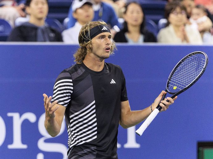 02 September 2023, US, New York: German tennis player Alexander Zverev in action against Bulgaria's Grigor Dimitrov during their Men's Singles Third Round match on Day Six of the 2023 US Open at the USTA Billie Jean King National Tennis Center. Photo: J
